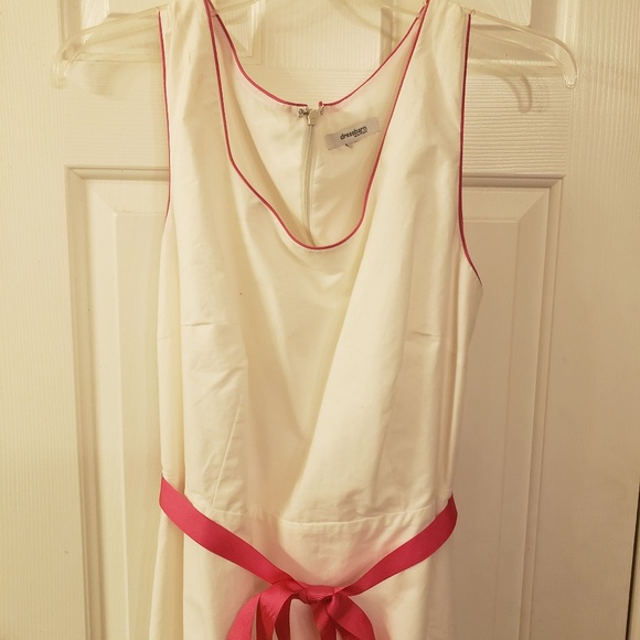 Lovely Dress White with Tulips on bottom Size 22 - Picture 5 of 7